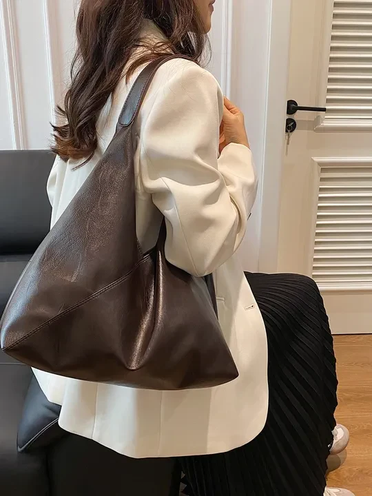 Lightweight  Leather Shoulder Bag - Image 4